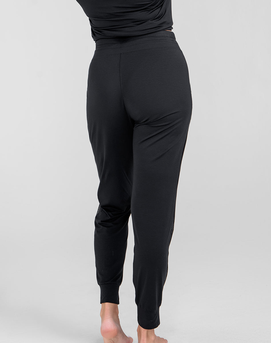 BlissWearJogger-Model-Midnight-M-Raine-Back.jpg