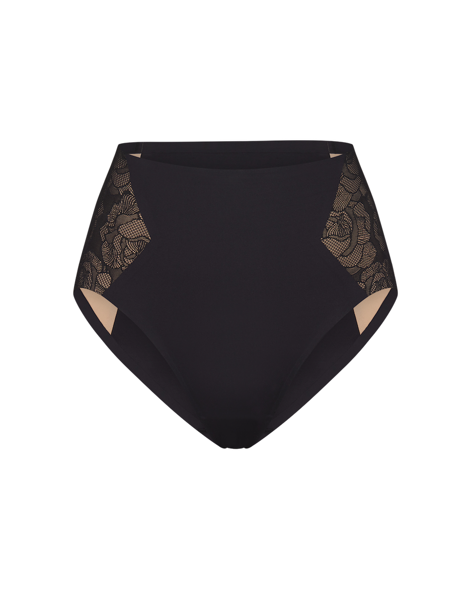 LaceCrossOver_Brief-Mannequin-Runway-Front.png